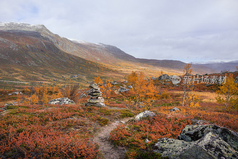 挪威Hemsedal Buskerud，秋天的山景与石堆和小径